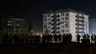 Kahramanmaraşta gece boyunca enkaz altındaki yakınlarından haber beklediler
