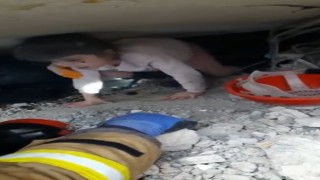 Kahramanmaraşta küçük kız enkazın altından böyle kurtarıldı