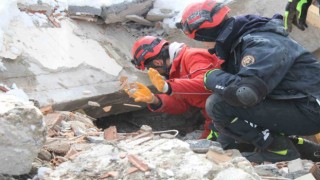 Kahramanmaraşta Nermin Teyze 24 saattir enkaz altında kurtarılmayı bekliyor