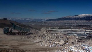 Kahramanmaraşta taşınan enkazlar şehrin manzarası ile birleşti