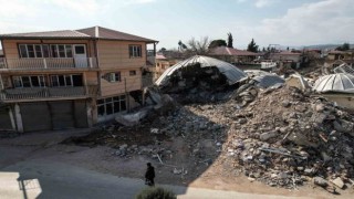 Kahramanmaraştaki depremde kubbesi ve minaresi yıkılan camii havadan görüntülendi