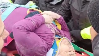 Kahramanmaraştan bir güzel haber daha, bir kadın enkazdan kurtarıldı