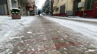 Kaldırımlar adeta buz pistine döndü