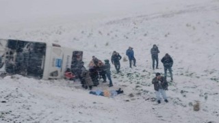 Kamil Koça ait 2 otobüs 5 kilometre arayla karda yan yattı