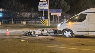 Kamyonet ile motosiklet çarpıştı: 1i ağır 2 yaralı