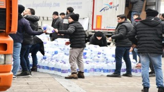 Kamyonlar dolusu su deprem bölgesine gidecek