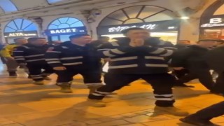 Kapalıçarşı esnafı Çinli arama kurtarma ekibini alkışlarla karşıladı