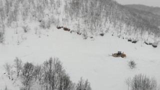 Kar kalınlığının 2 metreyi aştığı bölgede çığ riskine rağmen zorlu çalışma