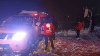Kar ve tipi nedeniyle yolda kalan 7 kişilik aile kurtarıldı