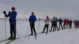 Kar yağdı, asfalttan piste döndüler