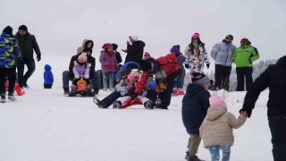 Kar yağdı, çocuklar yarıyılın son gününde kayak pistlerini doldurdu