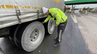 Kar yağışı ekipleri harekete geçirdi: Araçların lastikleri tek tek kontrol edildi