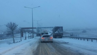 Kar yağışı nedeniyle araçlar yolda güçlükle ilerleyebildiler