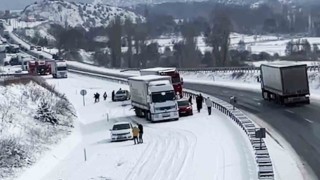 Kar yağışı ulaşımı felç etti, çok sayıda araç bir birine girdi: 4 yaralı