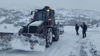 Kar yağışından dolayı yolda kalan bir grup vatandaş kurtarıldı