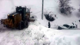 Kar yolları kapattı, yolda mahsur kalan ambulans, TEDAŞ ekibi ve 12 işçi kurtarıldı