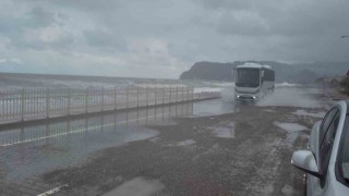 Karadenizde fırtına etkili oluyor: Dalgalar sahili dövdü
