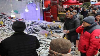 Karadenizdeki fırtına balık avını aksattı, tezgahlar buzhane balıklarına kaldı