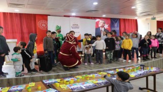 Karagöz ve Hacivat depremzede çocukların yüzünü güldürdü
