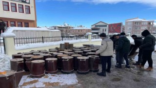 Karamandan deprem bölgesine soba ve ekmek yardımı