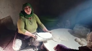 Karayazılı kadınlar depremzedeler için tandır ekmeği yaptı