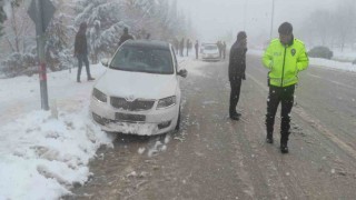 Karda kayan otomobil yayalara çarptı: 5 yaralı