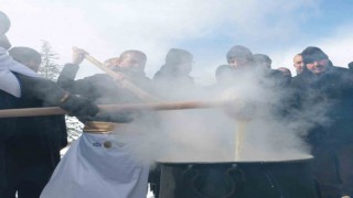 Karda kazanlar kurulup salepler hazırlandı, sucuk ekmek yendi