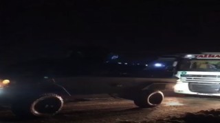 Karda mahsur kalan sürücülerin yardımına jandarma koştu