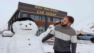 Kardan adam, iş yerine gelenleri cağ kebabı ile karşılıyor
