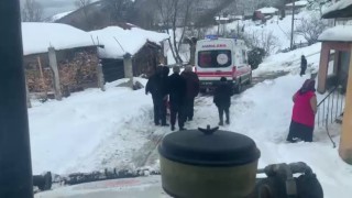 Kardan kapanan yol açıldı, ambulans hastaya ulaştı