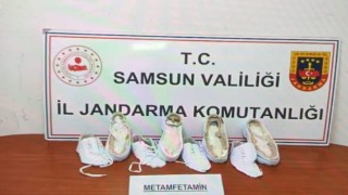 Kargoyla gönderilen ayakkabıların tabanına gizlenmiş 1 kilo 450 gram uyuşturucu ele geçirildi