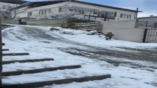Karın yağdığını gören çocuklar, sokaklara akın ederek tadını çıkardılar