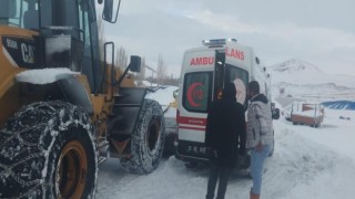 Karla mücadele ekipleri ambulans için yol açtı