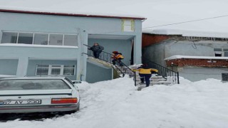 Karla mücadele veren ekipler hasta kadına güçlükle ulaştı