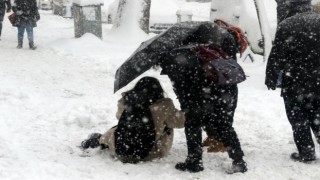 Karlı ve buzlu yolda yürümenin püf noktaları