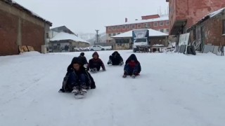 Karlıovada beklenen karın yağması en çok çocukları sevindirdi