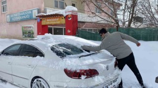 Karlıovada kar yağışı etkili oldu, eğitime ara verildi