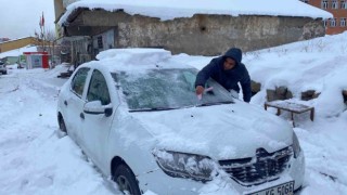 Karlıovaya kar geldi, çatılarda sarktılar oluştu