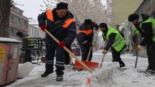 Kars Belediyesinden buz mesaisi