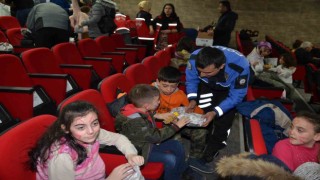 Kars emniyeti depremzede çocukları unutmadı