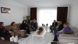 Kars Valisi Öksüzden depremzedelere ziyaret