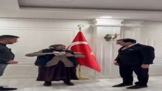 Karslı nine yaşlılık maaşını depremzedelere bağışladı