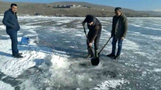 Karsta balıkçıların Eskimo usulü balık avı kamerada