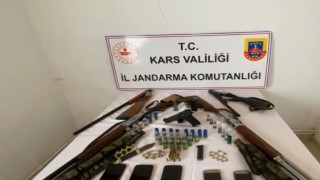 Karsta jandarmadan ruhsatsız silah operasyonu