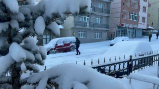 Karsta kar ve tipi 39 köy yolunu ulaşıma kapadı