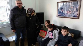 Kartala gelen depremzede ailelere Kızılaydan yardım eli