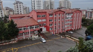 Kartalda depreme karşı riskli bulunan Mesleki ve Teknik Anadolu Lisesi boş kaldı