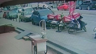 Kartalda ilginç kaza: Kaza yapan otomobil iki teker üzerinde ilerledi