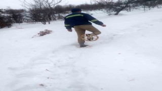 Kastamonuda 15 gündür kardan dolayı yolu kapalı olan köylüler, ayaklarına giydikleri gigile ile ilaçlarını alabiliyor