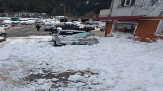 Kastamonuda çatıdan düşen kar kütlesi park halindeki araca zarar verdi